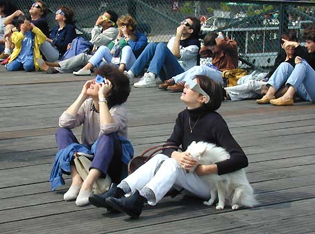 Eclipse &agrave; Paris sur la Passerelle des Arts, ao&ucirc;t 1999